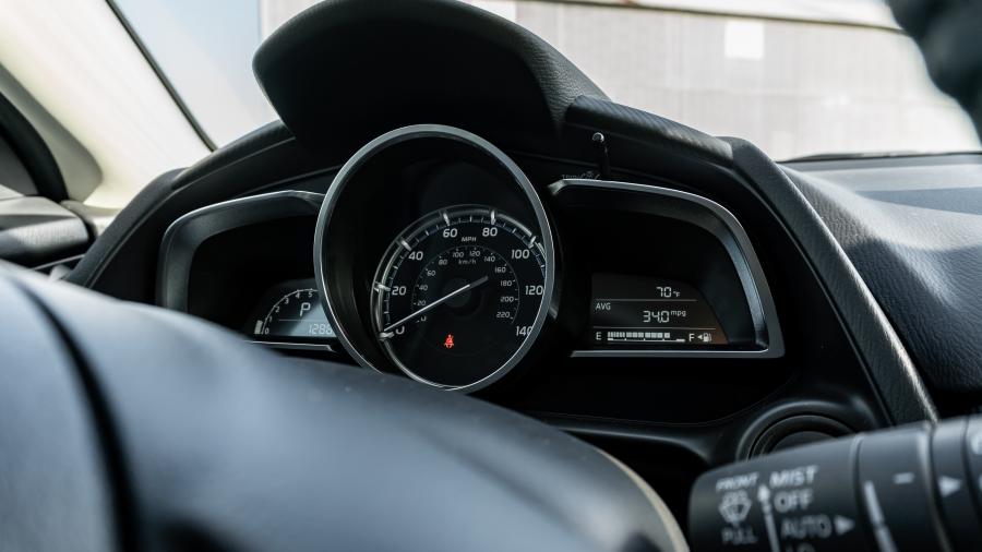 Панель приборов Toyota Yaris XLE Hatchback 2019 года  (NA) (фото 27 из 40)